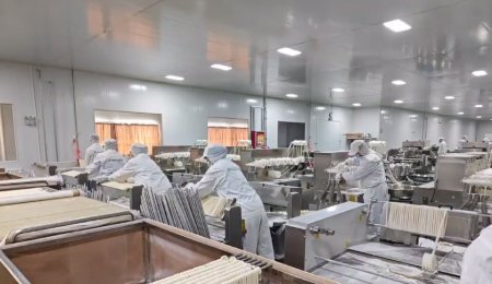 ?？萍眩喊褌鹘y(tǒng)手工技藝融入智能化裝備，一根高質(zhì)量面條正在生成